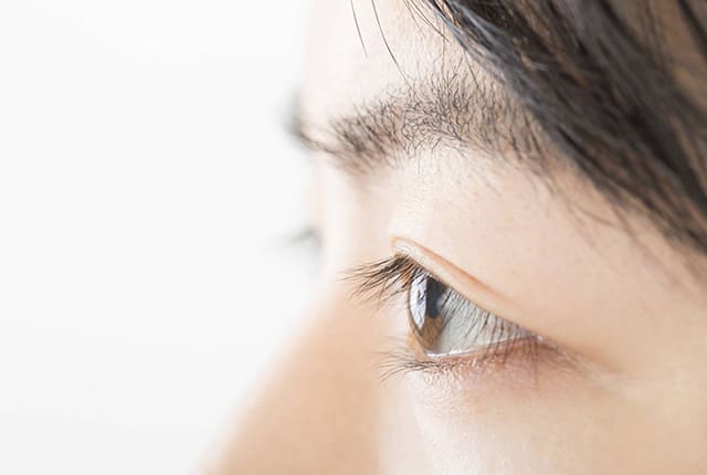 横顔の女性の目元