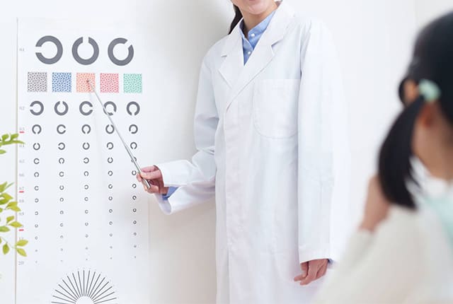 女の子が視力検査を受ける様子